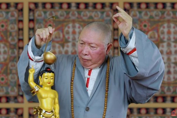 �� �W �� �� �s ��